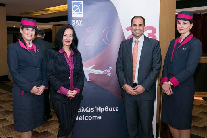 Ο Γεράσιμος Σκαλτσάς, Chief Commercial Officer της SKY express και η διευθύντρια Επικοινωνίας & Μάρκετινγκ του Διεθνούς Αερολιμένα Αθηνών, Ιωάννα Παπαδοπούλου.