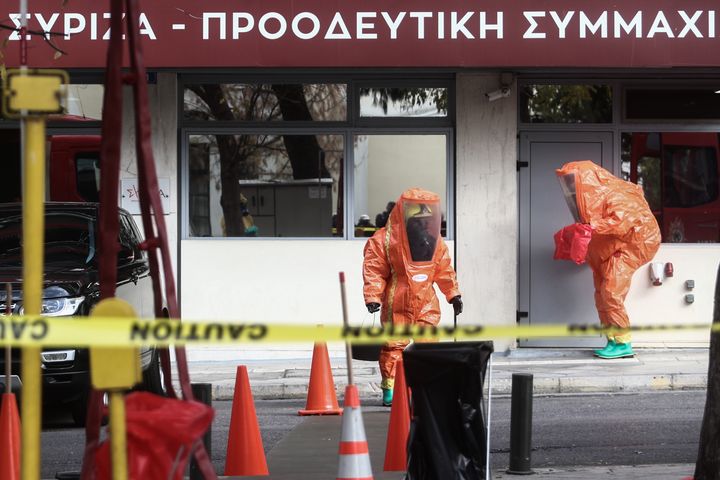 Επιχείρηση του ειδικού κλιμακίου χημικών απειλών της Πυροσβεστικής Υπηρεσίας στα γραφεία του ΣΥΡΙΖΑ στην Πλατεία Κουμουνδούρου, Τρίτη 17 Ιανουαρίου 2023. Υπάλληλοι του κόμματος κάλεσαν Πυροσβεστική και Αστυνομία, καθώς σε ισόγειο γραφείο των κτιρίων παρέλαβαν φάκελο χωρίς στοιχεία αποστολέα, που κρίθηκε ύποπτο αντικείμενο, καθώς στο εσωτερικό του έχει μία λευκή σκόνη. Στο σημείο μετέβη το ειδικό κλιμάκιο για να παραλάβει με ασφάλεια τον φάκελο και να αποσταλεί για ανάλυση στα Εγκληματολογικά Εργαστήρια της ΕΛ.ΑΣ. (ΣΩΤΗΡΗΣ ΔΗΜΗΤΡΟΠΟΥΛΟΣ/EUROKINISSI)