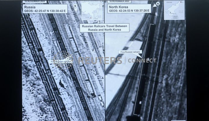Ένα ζευγάρι δορυφορικών εικόνων που δημοσίευσε ο Λευκός Οίκος που δείχνουν ρωσικές σιδηροδρομικές άμαξες να ταξιδεύουν μεταξύ Ρωσίας και Βόρειας Κορέας, εμφανίζονται κατά τη διάρκεια ενημέρωσης Τύπου στον Λευκό Οίκο στην Ουάσιγκτον, ΗΠΑ, 20 Ιανουαρίου 2023.