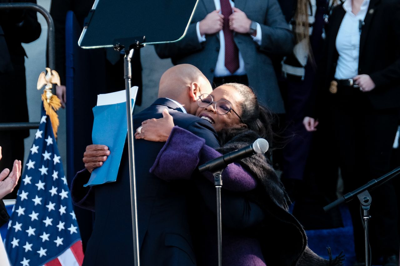 Wes Moore embrasse Oprah Winfrey, qui a présenté Moore lors de son investiture. 