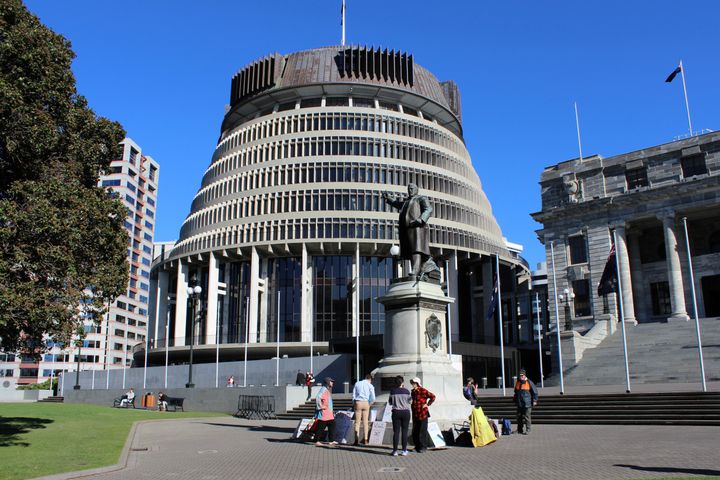 Φωτογραφία δείχνει την Εκτελεστική Πτέρυγα του συγκροτήματος του Κοινοβουλίου της Νέας Ζηλανδίας, ευρέως γνωστή ως "Κυψέλη" λόγω του σχήματος του κτιρίου, στο Ουέλινγκτον της Νέας Ζηλανδίας, στις 23 Ιουλίου 2020.