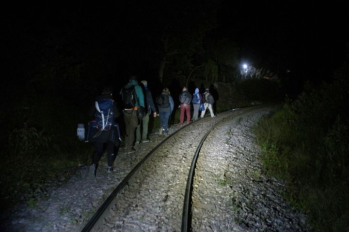 Τουρίστες περπατούν μέσα στη νύχτα κατά μήκος των σιδηροδρομικών γραμμών μετά την διακοπή των δρομολόγιων προσπαθώντας να επιστρέψουν από το Μάτσου Πίτσου στην κοντινότερη πόλη. 