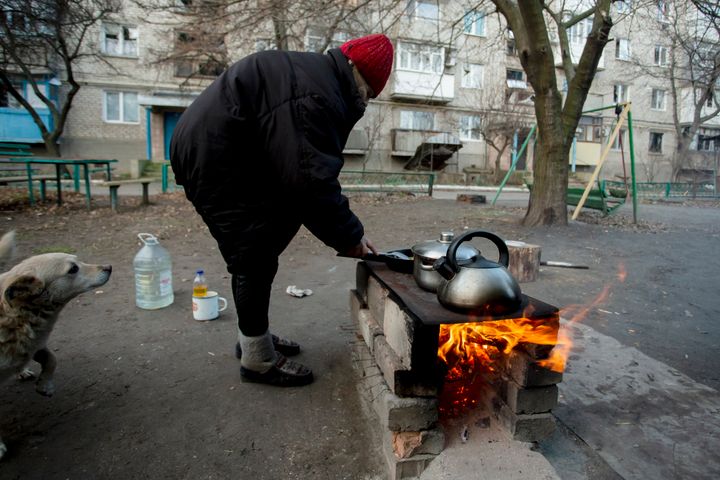 Σε περιοχές της Ουκρανίας, όπως η Μπαχμούτ οι άνθρωποι ζουν χωρίς ηλεκτρικό ρεύμα και ανάβουν φωτιές για να μαγειρέψουν στη μέση του δρόμου (4 Ιανουαρίου 2023)