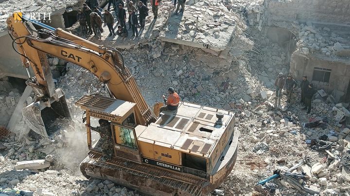 Μέλη των σωστικών συνεργείων αναζητούν ανθρώπους που πιστεύεται ότι είναι ακόμη θαμμένοι κάτω από τα ερείπια, μετά την κατάρρευση πολυκατοικίας, στη συνοικία Σέιχ Μακσούντ, στο Χαλέπι της Συρίας.