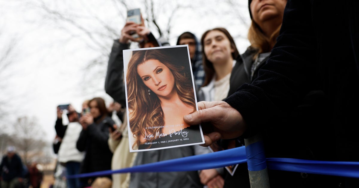 Les personnes en deuil font leurs adieux à Lisa Marie Presley à Graceland