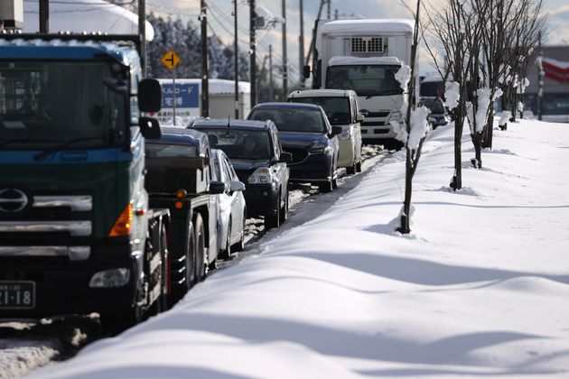 大雪の影響で渋滞する国道8号線＝2021年12月27日午後、滋賀県米原市