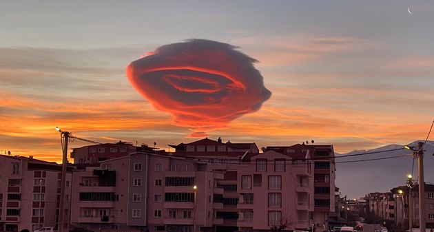 1月19日早朝にトルコのブルサに出現したUFOのような雲（2023年1月19日）