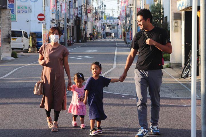 中島弘象さん（右）と元「フィリピンパブ嬢」の妻・ミカさん（仮名、左）、娘2人（2022年9月）
