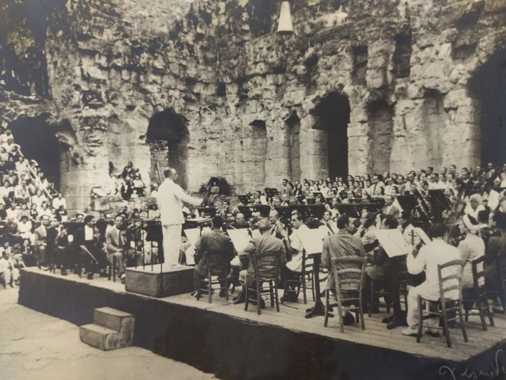 Κρατική Ορχήστρα Αθηνών, Ηρώδειο, 1944. Την Ορχήστρα διευθύνει ο Φιλοκτήτης Οικονομίδης