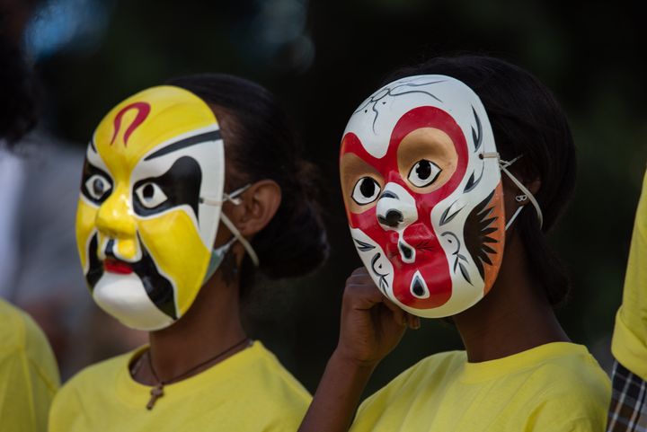 2022 - Πανεπιστήμιο Αντίς Αμπέμπα Φοιτητές με μάσκες από την κινέζικη όπερα με αφορμή τους εορτασμούς για την ημέρα κινεζικής γλώσσας