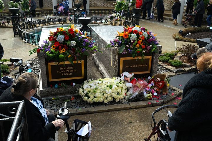 Ο τάφος της Λίζα Μαρί Πρίσλεϊ και του γιου της Μπέντζαμιν Κίου, στο Meditation Gardens της Graceland. (AP Photo/John Amis)