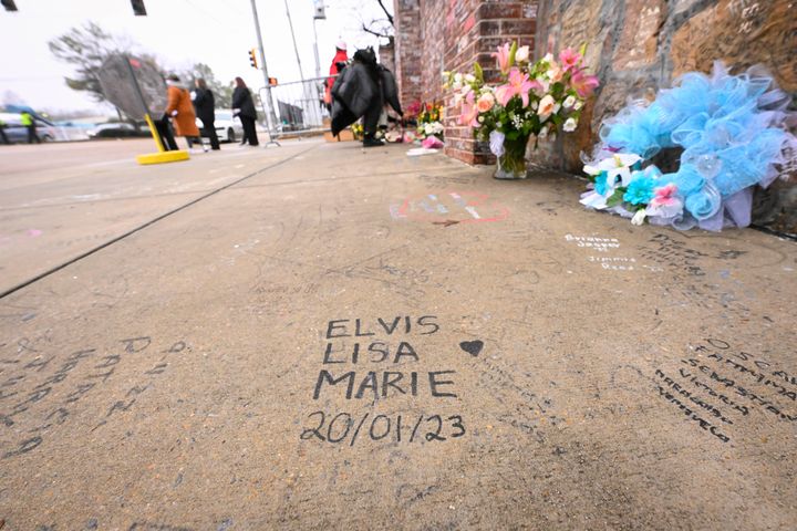 Μηνύματα γραμμένα ακόμη και στο πεζοδρόμιο μπροστά από τη Graceland (AP Photo/John Amis)