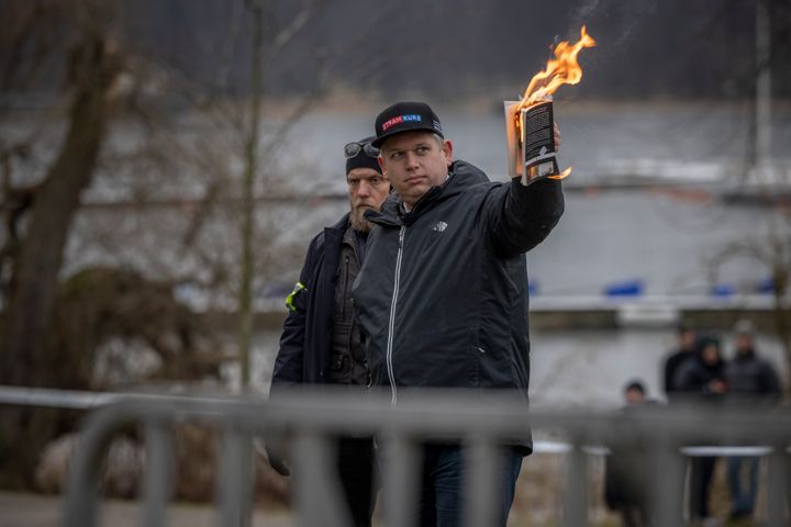 ΣΤΟΚΧΟΛΜΗ, ΣΟΥΗΔΙΑ - 21 ΙΑΝΟΥΑΡΙΟΥ: Ο Rasmus Paludan καίει το Κοράνι έξω από την τουρκική πρεσβεία στις 21 Ιανουαρίου 2023 στη Στοκχόλμη της Σουηδίας. Οι σουηδικές αρχές έδωσαν άδεια σε μια σειρά διαδηλώσεων υπέρ και κατά της Τουρκίας εν μέσω της προσπάθειας να ενταχθεί h Σουηδία στο ΝΑΤΟ, με τον ακροδεξιό Δανό-Σουηδό πολιτικό Rasmus Paludan -μια αμφιλεγόμενη προσωπικότητα στη Σουηδία- να υψώνει ένα Κοράνι που καίγεται έξω από την τουρκική πρεσβεία. Την ίδια ώρα διαδήλωναν στον αντίποδα και ομάδες υπέρ του Ερντογάν, καθώς και φιλοκουρδικές ομάδες. (Photo by Jonas Gratzer/Getty Images)