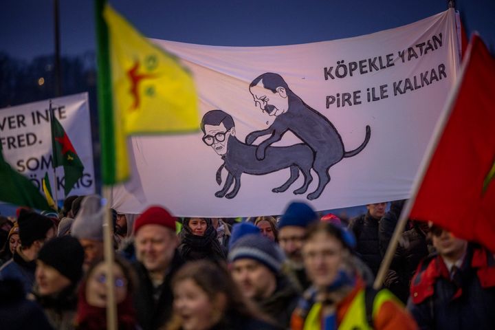 ΣΤΟΚΧΟΛΜΗ, ΣΟΥΗΔΙΑ - 21 ΙΑΝΟΥΑΡΙΟΥ: (ΣΗΜΕΙΩΣΗ ΣΥΝΤΑΚΤΗ: Η εικόνα περιέχει ενοχλητικό-σκληρό περιεχόμενο) Οι διαδηλωτές κρατάνει ένα πανό, που απεικονίζει μια καρικατούρα του Σουηδού πρωθυπουργού Ολαφ Κρίστερσον και αντίστοιχα του Τούρκου Προέδρου Ρετζέπ Ταγίπ Ερντογάν, ως δύο σκυλιά που έχουν σεξουαλική επαφή. Στιγμιότυπο στη διάρκεια διαδήλωσης κατά του ΝΑΤΟ και κατά της Τουρκίας, στις 21 Ιανουαρίου στη Στοκχόλμη, Σουηδία. (Photo by Jonas Gratzer/Getty Images)