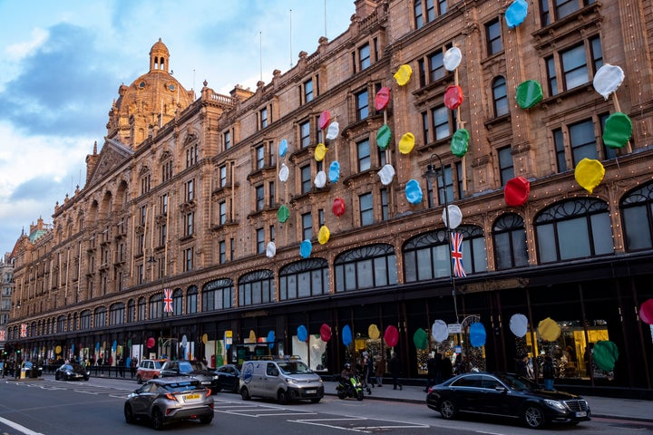 草間彌生コレクション、イギリス・ロンドン、ルイ・ヴィトンHarrodsデパート（1月13日）