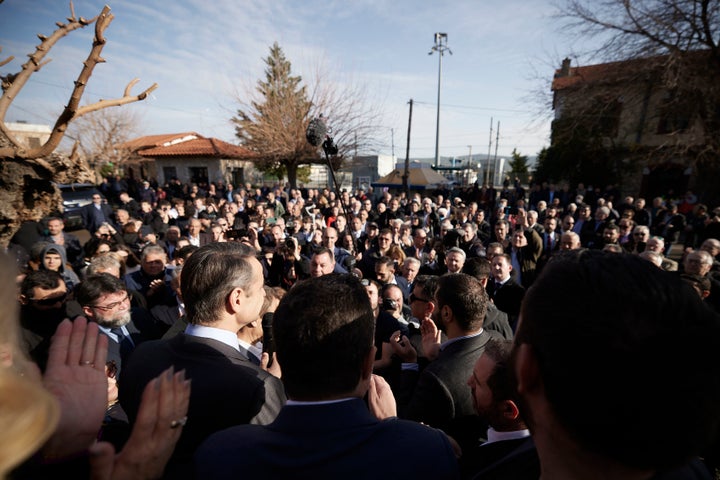 Ο Κυριάκος Μητσοτάκης απευθύνεται σε κατοίκους του Αυλώνα