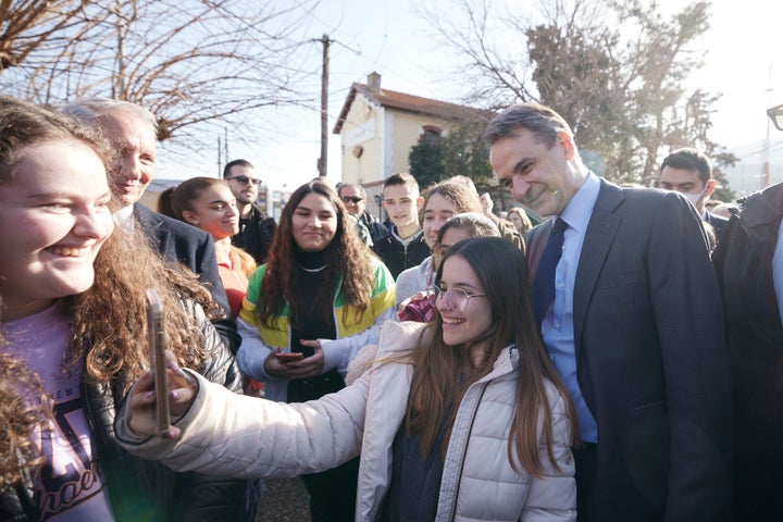 Ο πρωθυπουργός δεν αρνήθηκε να φωτογραφηθεί με νέα παιδιά