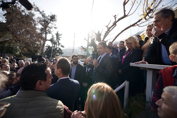 Στιγμιότυπο από τον χαιρετισμό του πρωθυπουργού στους κατοίκους του Αυλώνα