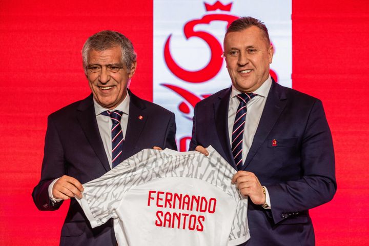 Ο νεοδιορισμένος προπονητής της Πολωνικής εθνικής ομάδας ποδοσφαίρου, Φερνάντο Σάντος και ο πρόεδρος της Πολωνικής Ομοσπονδίας Ποδοσφαίρου Σεζάρι Κουλέσζα ποζάρουν με μια φανέλα που φέρει το όνομα του Πορτογάλου τεχνικού κατά την παρουσίασή του στον Τύπο στο εθνικό στάδιο της Βαρσοβίας. , στις 24 Ιανουαρίου 2023.