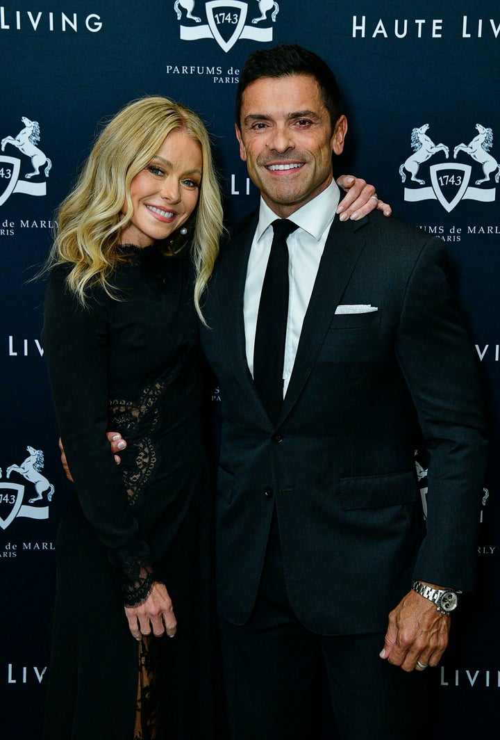 Kelly Ripa Reveals What Mark Consuelos Said Before She Gave Birth Huffpost Entertainment 