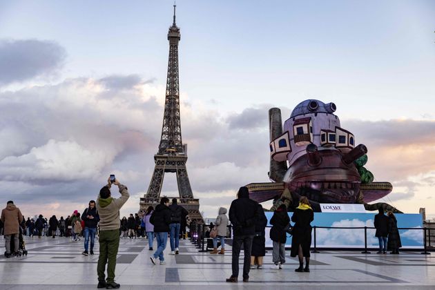 仏トロカデロ広場で展示された「ハウルの動く城」のインスタレーション＝2023年1月20日