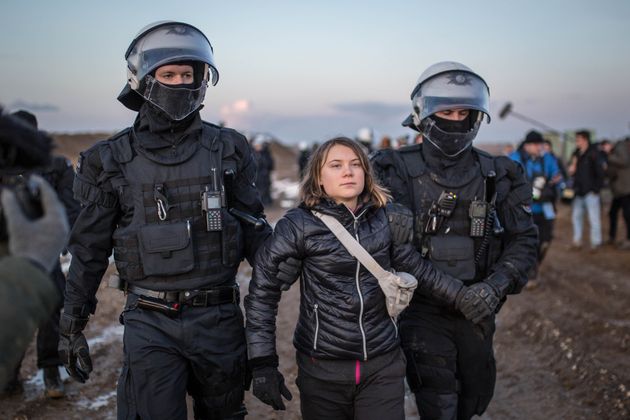 2023年1月17日、ドイツ西部にあるリュツェラート村の炭鉱拡張に反対するデモで、警察官が気候活動家のグレタ・トゥーンベリさんを一時拘束した