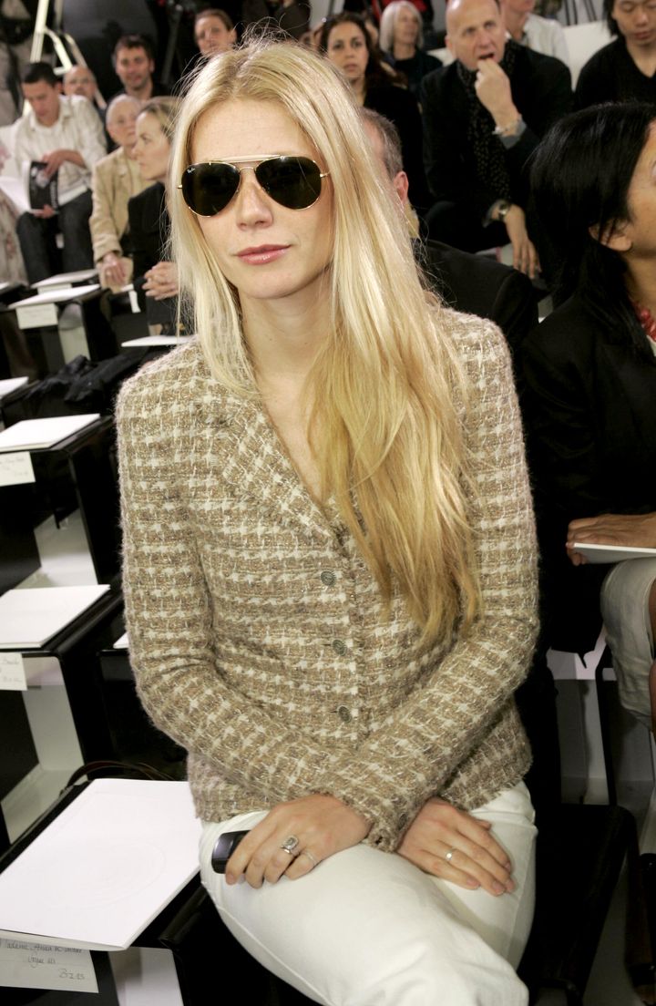 法国巴黎 - 7 月 7 日：格温妮丝·帕特洛 (Gwyneth Paltrow) 于 2005 年 7 月 7 日在法国巴黎出席由卡尔·拉格斐 (Karl Lagerfeld) 设计的香奈儿 (Chanel) 秋冬 2005-06 系列时装秀。  （米歇尔·杜福尔/WireImage 摄）