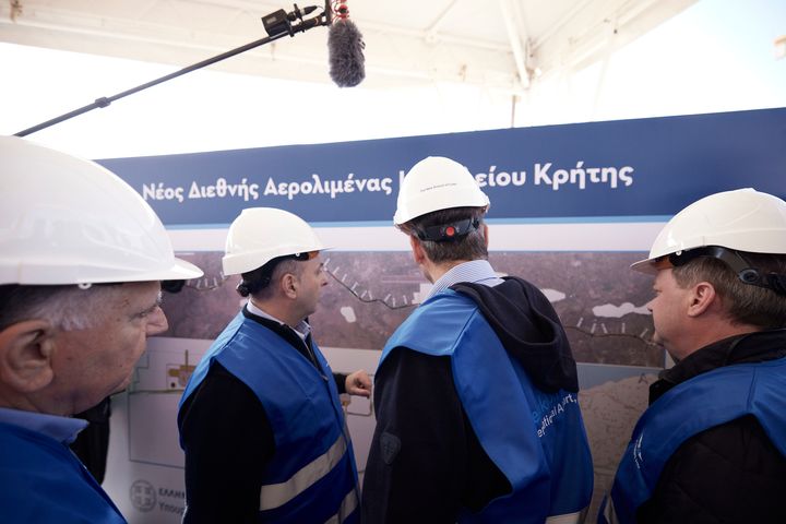 Ο πρωθυπουργός επισκέφθηκε και το εργοτάξιο του νέου αεροδρομίου στο Καστέλι