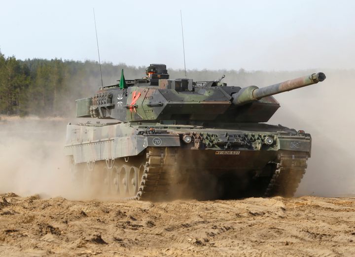 リトアニアで訓練を終えたドイツ軍の「レオパルト2」戦車（2017年5月撮影）