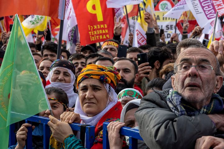 Υποστηρικτές της Συμμαχίας Εργασίας και Ελευθερίας, που σχηματίστηκε από το φιλοκουρδικό Δημοκρατικό Κόμμα των Λαών (HDP), το Εργατικό Κόμμα Τουρκίας (TIP) και αριστερές πολιτικές ομάδες, παρευρίσκονται στη συγκέντρωση "Ας αλλάξουμε Μαζί" στην Κωνσταντινούπολη, Τουρκία, 15 Ιανουαρίου , 2023.