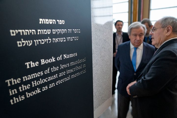 Ο Antonio Guterres,Γ.Γ του ΟΗΕ και ο Dani Dayan επικεφαλής του Yad Vashem, Μπροστά στο τεραστίων διαστάσεων Yad Vashem Book of Names of Holocaust Victims στην έδρα του ΟΗΕ στις ΗΠΑ. Αυτό το μνημειώδες έργο περιλαμβάνει με αλφαβητική σειρά τα ονόματα 4.800.000 θυμάτων του Ολοκαυτώματος. Στο τέλος του Βιβλίου των Ονομάτων υπάρχουν κενές σελίδες που συμβολίζουν περισσότερες από ένα εκατομμύριο ταυτότητες που δεν έχουν ακόμη ανακτηθεί 