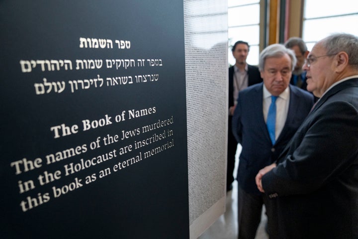 Ο Antonio Guterres,Γ.Γ του ΟΗΕ και ο Dani Dayan επικεφαλής του Yad Vashem, Μπροστά στο τεραστίων διαστάσεων Yad Vashem Book of Names of Holocaust Victims στην έδρα του ΟΗΕ στις ΗΠΑ. Αυτό το μνημειώδες έργο περιλαμβάνει με αλφαβητική σειρά τα ονόματα 4.800.000 θυμάτων του Ολοκαυτώματος. Στο τέλος του Βιβλίου των Ονομάτων υπάρχουν κενές σελίδες που συμβολίζουν περισσότερες από ένα εκατομμύριο ταυτότητες που δεν έχουν ακόμη ανακτηθεί