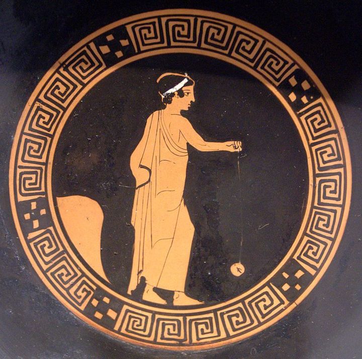 Αγόρι που παίζει με γιο-γιο από τερακότα, Αττική κύλικα, γ. 440 π.Χ., Antikensammlung Βερολίνο (F 2549)