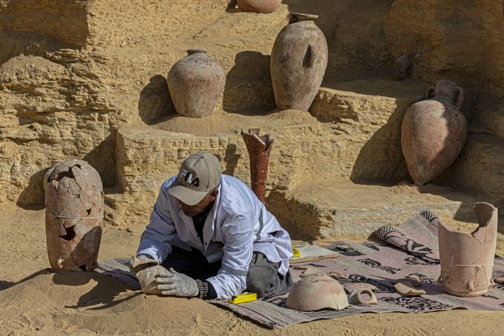 Ένας Αιγύπτιος αρχαιολόγος αποκαθιστά αρχαιότητες στον αρχαιολογικό χώρο του χωριού Σακάρα, όπου ανακαλύφθηκαν μια μούμια και τέσσερις τάφοι, συμπεριλαμβανομένου εκείνου του «μυστικού φύλακα» ενός αρχαίου βασιλιά, νότια του Καΐρου-26/01/2023.