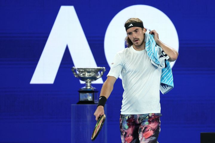 ΜΕΛΒΟΥΡΝΗ, ΑΥΣΤΡΑΛΙΑ - 29 ΙΑΝΟΥΑΡΙΟΥ: Ο Στέφανος Τσιτσιπάς κρατά μια πετσέτα στον τελικό του απλού ανδρών εναντίον του Novak Djokovic της Σερβίας κατά τη διάρκεια της 14ης ημέρας του Australian Open 2023 στο Melbourne Park στις 29 Ιανουαρίου 2023 στη Μελβούρνη της Αυστραλίας. (Photo by Cameron Spencer/Getty Images)