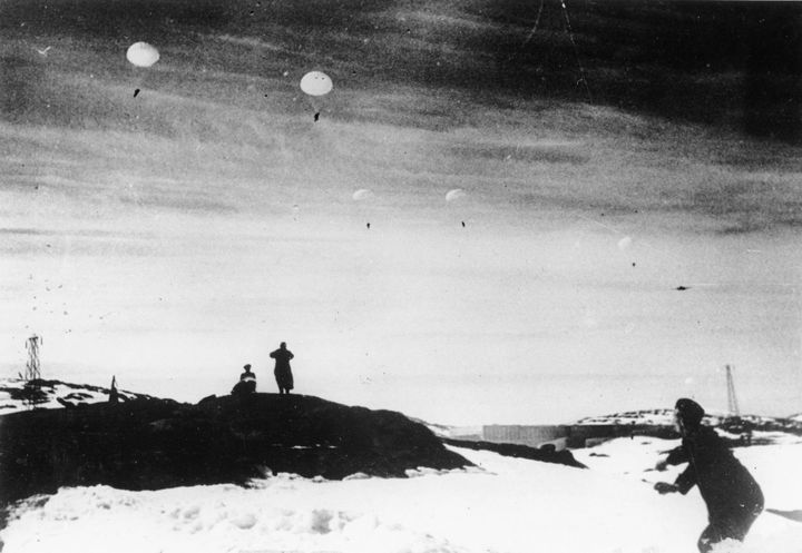 Γερμανοί αλεξιπτωτιστές «πέφτουν» στο χιονισμένο Νάρβικ, την άνοιξη του 1940 κατά την εισβολή στη σκανδιναβική χώρα. Η ακριβής ημερομηνία της φωτογραφίας είναι άγνωστη (AP Photo)
