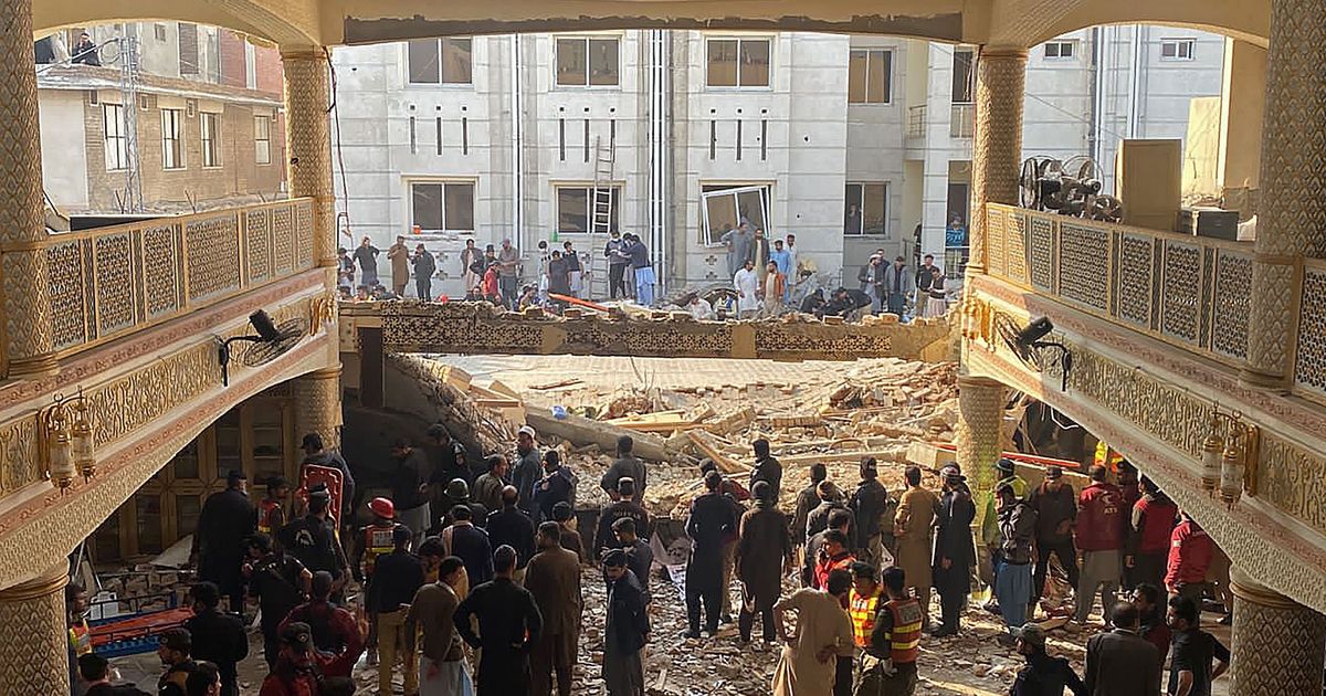Un kamikaze tue 28 personnes et en blesse 150 dans une mosquée de l’enceinte de la police au Pakistan
