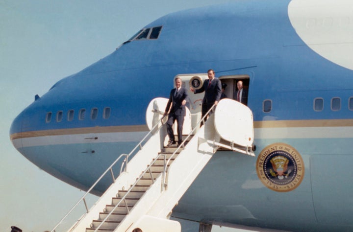 Ο Τζορτζ Μπους αποβιβάζεται από το Air Force One στην αεροπορική βάση Άντριους μετά το παρθενικό ταξίδι του τροποποιημένου, για την ανάγκες των Αμερικανών προέδρων, 747 Jumbo Jet