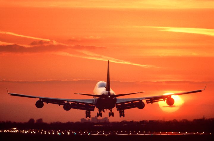 Boeing 747 προσγειώνεται την ώρα που δύει ο ήλιος ενώ στο βάθος διακρίνεται το Κάστρο του Γουίνδσορ