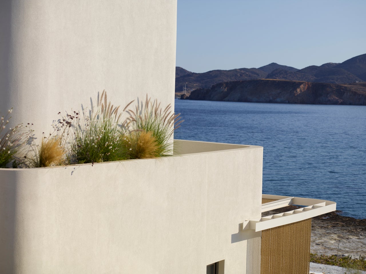 WHITE PEBBLE SUITES, MILOS ISLAND © VAGGELIS PATERAKIS