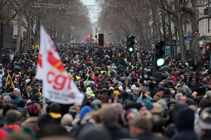 Xιλιάδες πολίτες διαδηλώνουν στο Παρίσι κατά της συνταξιοδοτικής μεταρρύθμισης.