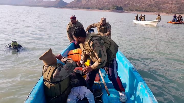 Σωστικά συνεργεία επιχειρούν να εντοπίσουν τυχόν επιζώντες στη λίμνη Τάντα Νταμ, κοντά στο Κοχάτ της επαρχίας Χιμπέρ Παχτούνκουα.