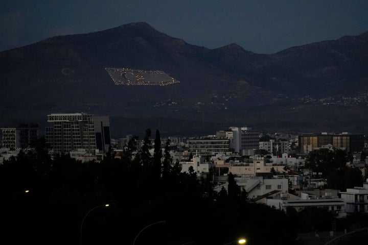 H τουρκική σημαία διακρίνεται σε διάφορα σημεία στο κατεχόμενο μέρος της Κύπρου. Εδώ στο βουνό Πενταδάχτυλος στα βόρεια της εν μέρει κατεχόμενης πρωτεύουσας Λευκωσίας. Κύπρος, Σάββατο 28 Ιανουαρίου 2023. (AP Photo/Petros Karadjias)