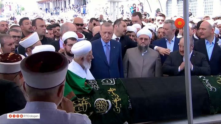 Ο Ταγίπ Ερντογάν στην κηδεία του αρχηγού της ισλαμικής σέχτας το καλοκαίρι του 2022.