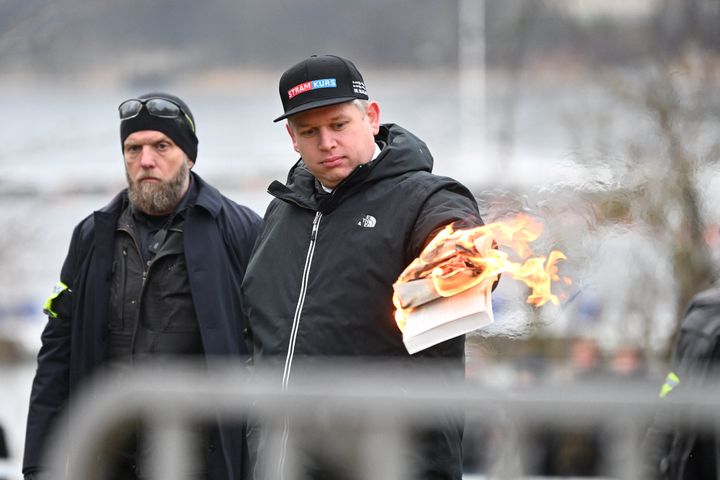 Ο ηγέτης του ακροδεξιού δανικού πολιτικού κόμματος Stram Kurs Rasmus Paludan καίει ένα αντίγραφο του Κορανίου κατά τη διάρκεια εκδήλωσης έξω από την τουρκική πρεσβεία στη Στοκχόλμη, Σουηδία, 21 Ιανουαρίου 2023. Fredrik Sandberg/TT News Agency/via REUTERS ATTENTION EDITORS - THIS IMAGE WAS PROVIDED BY A THIRD PARTY. SWEDEN OUT. NO COMMERCIAL OR EDITORIAL SALES IN SWEDEN.