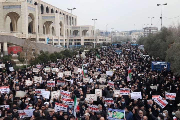Διαδηλωτές συμμετέχουν σε διαμαρτυρία για να καταγγείλουν την πρόσφατη βεβήλωση του Κορανίου από ακροδεξιούς ακτιβιστές στη Σουηδία, στην Τεχεράνη, Ιράν, 27 Ιανουαρίου 2023. Majid Asgaripour/WANA (West Asia News Agency) via REUTERS ATTENTION EDITORS - THIS IMAGE HAS BEEN SUPPLIED BY A THIRD PARTY.
