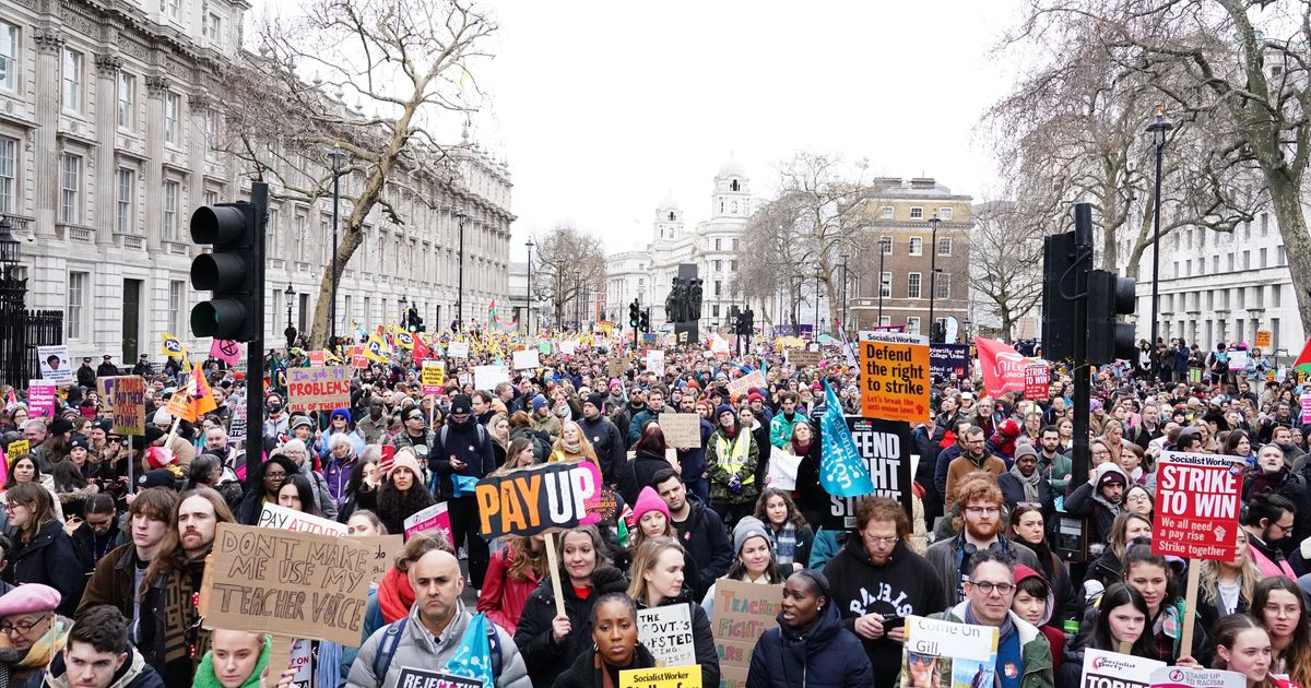 Powerful Videos Show 40,000 Striking Workers Marching Through London ...