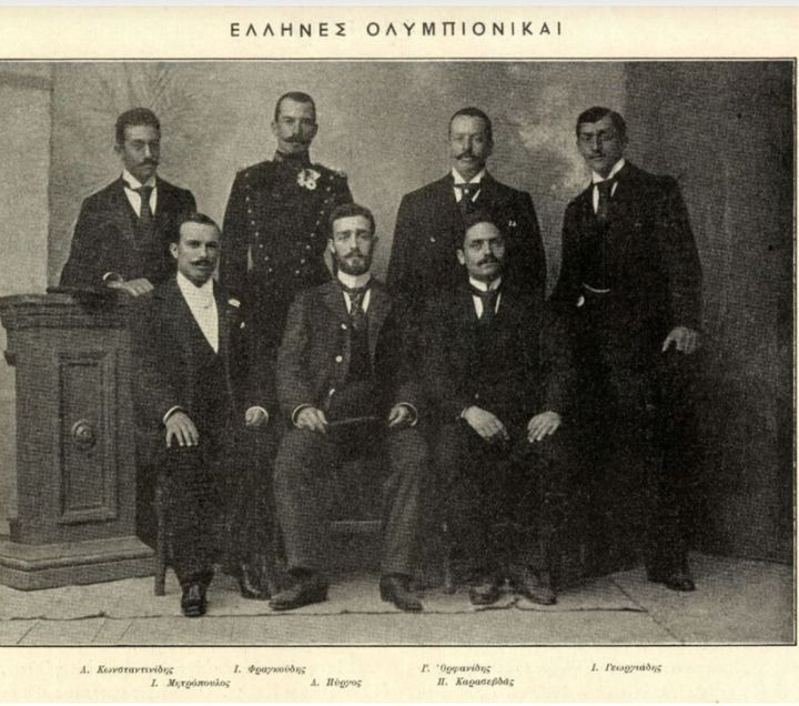 Ο Π. Καρασεβδάς φωτογραφίζεται με σύγχρονούς του Ολυμπιονίκες