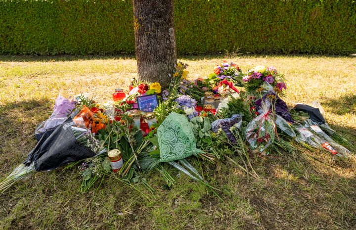 インゴルシュタットで女性の遺体が見つかった車の近くに捧げられた花束（2022年8月23日撮影）
