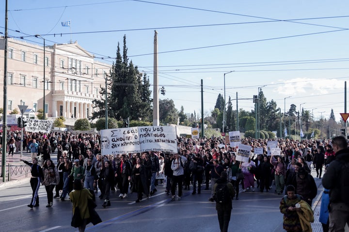 Συγκέντρωση διαμαρτυρίας των καλλιτεχνών στην πλατεία Συντάγματος